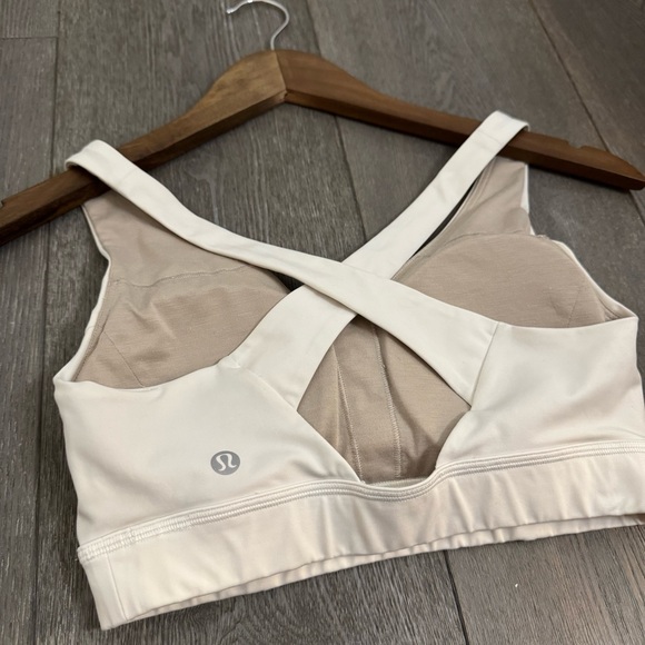 Size 4 Lululemon White Envital Sports Bra B/C Cup Cross back with Padding Pads - Picture 12 of 13